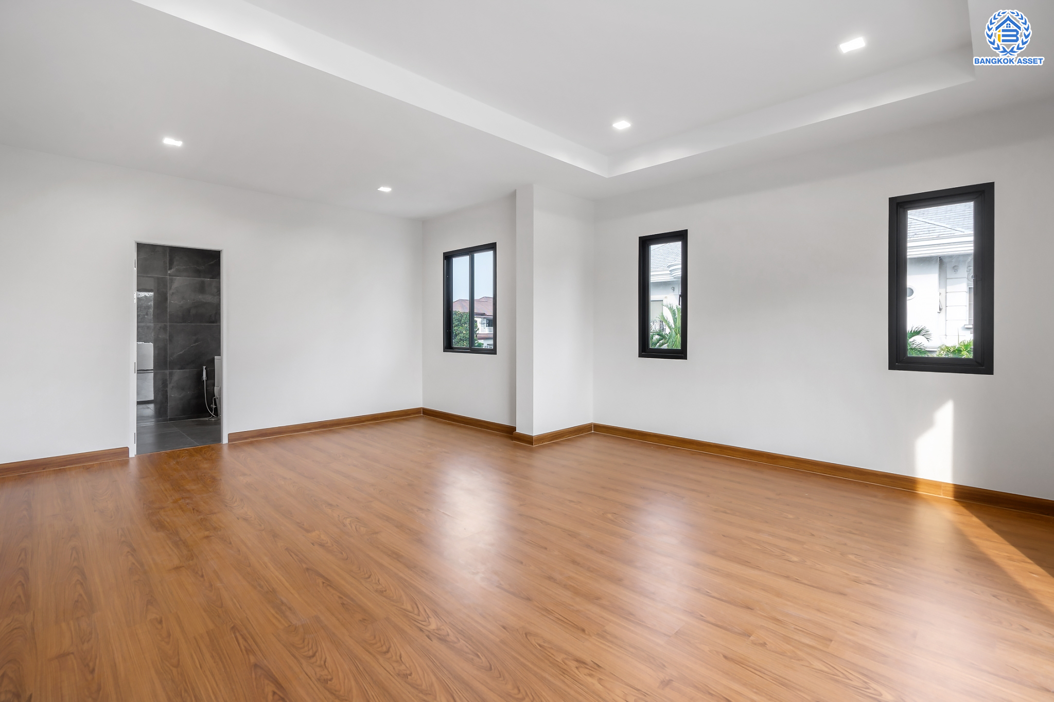 บ้านมือสองตกแต่งใหม่ ม.กฤษดานคร20 ปิ่นเกล้า-ติดถนนบรมราชชนนี เนื้อที่ 198 ตร.ว. บ้านเดี่ยวหลังใหญ่ ตกแต่งสุดหรูดีไซน์ยุโรป พร้อมฟังก์ชัน 4 ห้องนอน 4 ห้องน้ำ 1 ห้องแม่บ้าน จอดรถได้ 5 คัน บนทำเลเชื่อมต่อเมืองอย่างรวดเร็ว ใกล้ทางคู่ขนานลอยฟ้าบรมราชชนนี ทางด่วน "กาญจนาภิเษก" ม.มหิดล และเซ็นทรัลปิ่นเกล้า